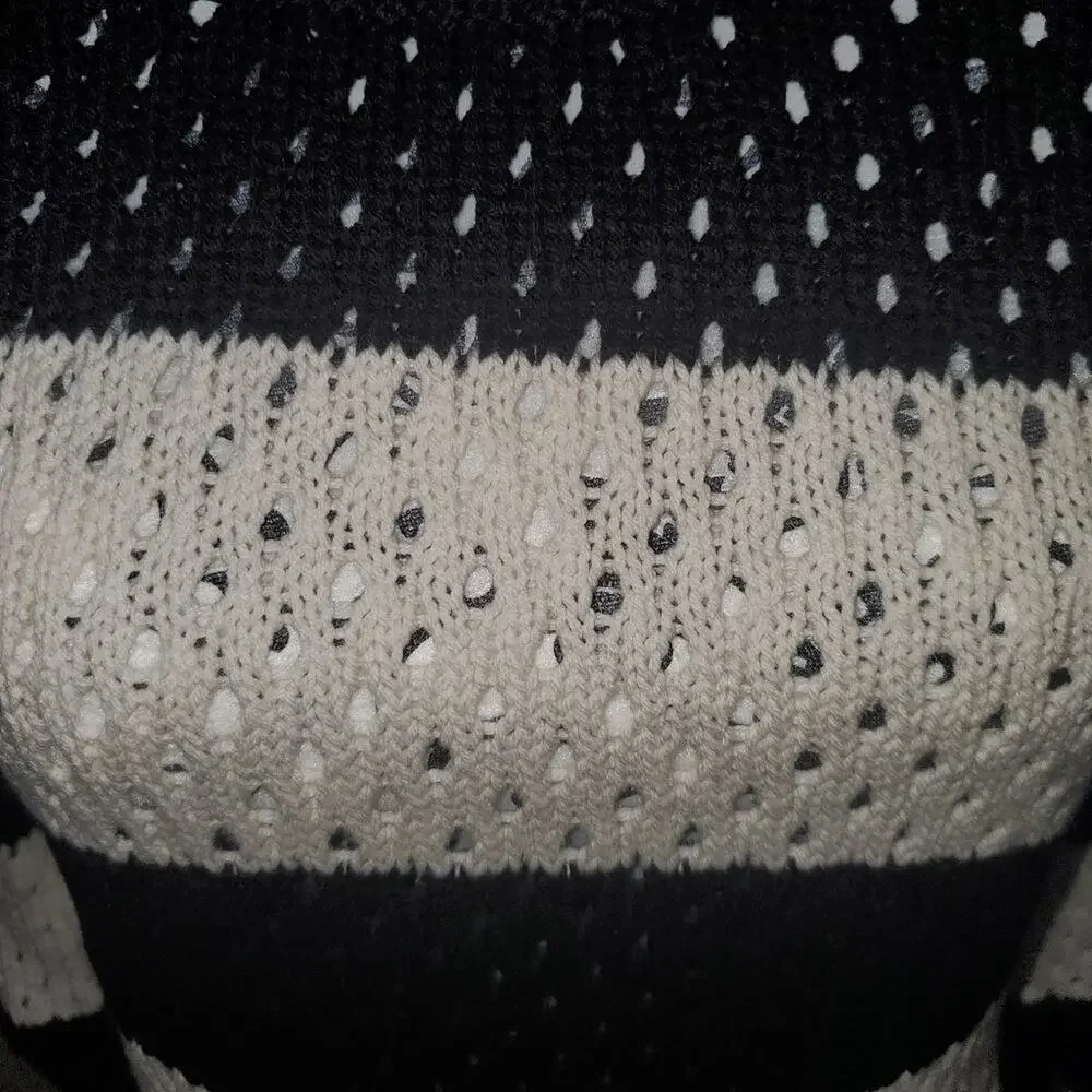 Unionbay juniors medium knit sweater. Sleeves are 3/4 length